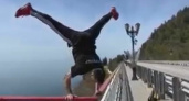Уверенность победила страх: акробат встал на руки на 80-метровом мосту в Сочи