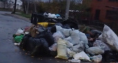 «Ждете пока случится пожар?»: новороссийцы жалуются на свалку мусора и покрышек возле контейнеров 