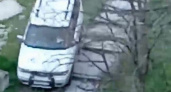 "Пусть будет стыдно!": автохам проехался по ступенькам и зеленой зоне во дворе новороссийской многоэтажки