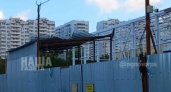 "Улетит кому-то на голову!": новороссийцев пугает состояние постройки на территории будущего Центра единоборств