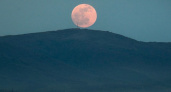 Новороссийцы любовались «Розовой Луной»: завораживающие фото и видео апрельского полнолуния