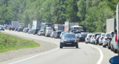 Машины в Краснодарском крае на подъезде к Черному морю плотно стоят в пробках