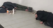В Новороссийске бездомные облюбовали вход в гипермаркет
