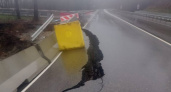 Внимание, водители! На трассе за Геленджиком треснул асфальт из-за оползня