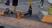 Новороссийцы пожаловались, что остановка в Южном районе города заставлена самокатами