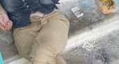 «В доме вонь и мухи, как в хлеву!»: в одном из подъездов Новороссийска поселилась женщина бомж