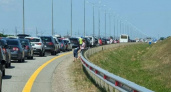 На трассах, ведущих к черноморским курортам, образовались пробки длиною до 9 километров: пять самых серьезных заторов по пути к морю