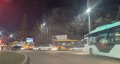Несколько ДТП, сломанный зерновоз и троллейбусы на «аварийке»: в Новороссийске случился транспортный коллапс