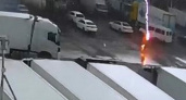 Под Краснодаром водителя грузовика убило молнией: видео