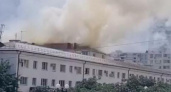 В Новороссийске полыхает крыша многоэтажки. Эвакуировано более 100 человек