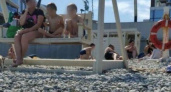 В Новороссийске туристка с детьми заняла на весь день бесплатные качели взамен платным лежакам