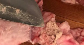 «Что это может быть?»: жительница Новороссийска обнаружила в мясе из супермаркета капсулу с творожистой массой