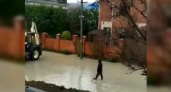 «Полные дворы фекалий». Новороссийцы выложили видео, как целую улицу затопило канализацией