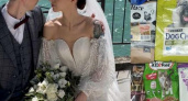 "Цветы - бессмысленная трата денег!": молодожены из Новороссийска попросили гостей подарить им корм для животных, после чего отдали его в приют