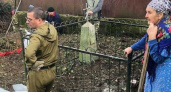 В селе Мысхако 90-летняя пенсионерка и участковый полиции ухаживают за заброшенным кладбищем