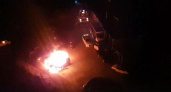 Жители Новороссийска сняли на видео полыхающий в спальном районе автомобиль