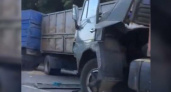 Сегодня под Новороссийском фура врезалась в припаркованный большегруз: видео последствий ДТП