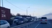 "Отрезаны два аэропорта". Новороссийцы сняли на видео огромную пробку на перевале "Волчьи ворота"