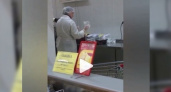Новороссийцы сняли видео, как в супермаркете перефасовывают сосиски, которые не смогли продать