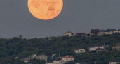 Ночью жители Новороссийска любовались суперлунием: захватывающие фото и видео
