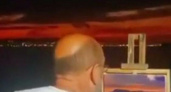 Так рождается искусство: художник написал закатный Новороссийск (видео)