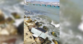 «Свинство переходит все границы!»: в Новороссийске море выбросило на берег холодильник