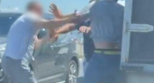 В Новороссийске двое мужчин подрались посреди дороги: видео