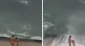 "Мать года!": в Анапе женщина повела своего ребенка купаться в шторм