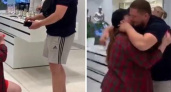 В Краснодаре девушка сделала предложение своему парню посреди ТЦ: видео