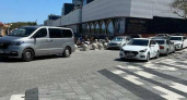 "Людям негде пройти!": в Новороссийске у яхт-клуба образовалась стихийная парковка