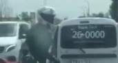 Байкер vs таксист. В Новороссийске мотоциклист незаметно сорвал с номера авто наклейку против камер ГИБДД (видео)