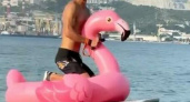 В море Новороссийска появился наездник на розовом фламинго