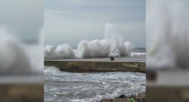 Волны-скалы. 24 потрясающие фотографии шторма в море у Новороссийска