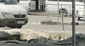 Огородили ленточкой: огромная яма не дает прохода к новороссийскому автовокзалу