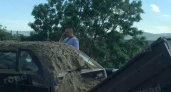 «Самозасыпался». В Новороссийске во время ДТП на легковушку высыпался песок из собственного прицепа (фото очевидцев)