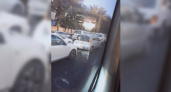 «Мы стоим на месте уже полчаса!»: в центе Новороссийска образовалась двухсотметровая пробка