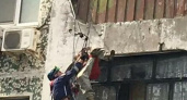 В Новороссийске мужчина выпал с балкона пятого этажа и повис на бельевых веревках