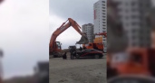 В Новороссийске строители решили перепарковать мешающий им автомобиль при помощи экскаватора