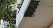 В Новороссийске прямо на тротуар обрушился кусок балкона