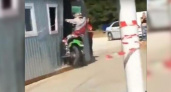 Под Новороссийском байкер потерял равновесие и врезался в медпункт: очевидцы сняли на видео момент ДТП
