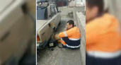 Ночью во дворах Новороссийска сливают бензин с припаркованных авто