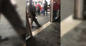 В Новороссийске мужчина в магазине почувствовал себя плохо и рухнул на пол: подростки, заметившие происшествие, стали делать с пострадавшим селфи