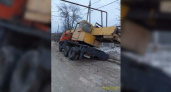 «В яму провалился строительный кран!»: в Новороссийске рабочие не восстановили дорогу после ремонта