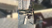 «Внизу играют дети!»: новороссийцы сняли на видео, как строители крайне опасно спускают с высотки бетонные плиты и мусор