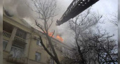 В Новороссийске во время пожара в «сталинке» эвакуировали 120 жильцов: готов к развертыванию пункт временного размещения