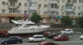 «Кому-то море за колючей проволокой, а кому-то...». Видео транспортировки огромной яхты по улицам Новороссийска обсуждают в Сети
