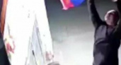 В Новороссийске двое мужчин украли флаг и попали в объектив камеры