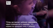 «Посмотрите, что делается!»: в Сети появилось видео, как обезумевшие фанаты пытаются прорваться сквозь ограждение на выступлении Димы Билана в Новороссийске