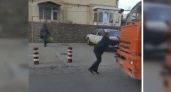 «Он прямо в живот ему пытался попасть заточкой»: в Новороссийске очевидцы сняли на видео, как работники мусоровоза угрожали мужчине, который сделал им замечание