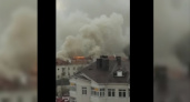 В Новороссийске у площади Героев полыхает жилой дом: очевидцы публикуют видео с места пожара